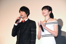 左から福士蒼汰、小松菜奈。