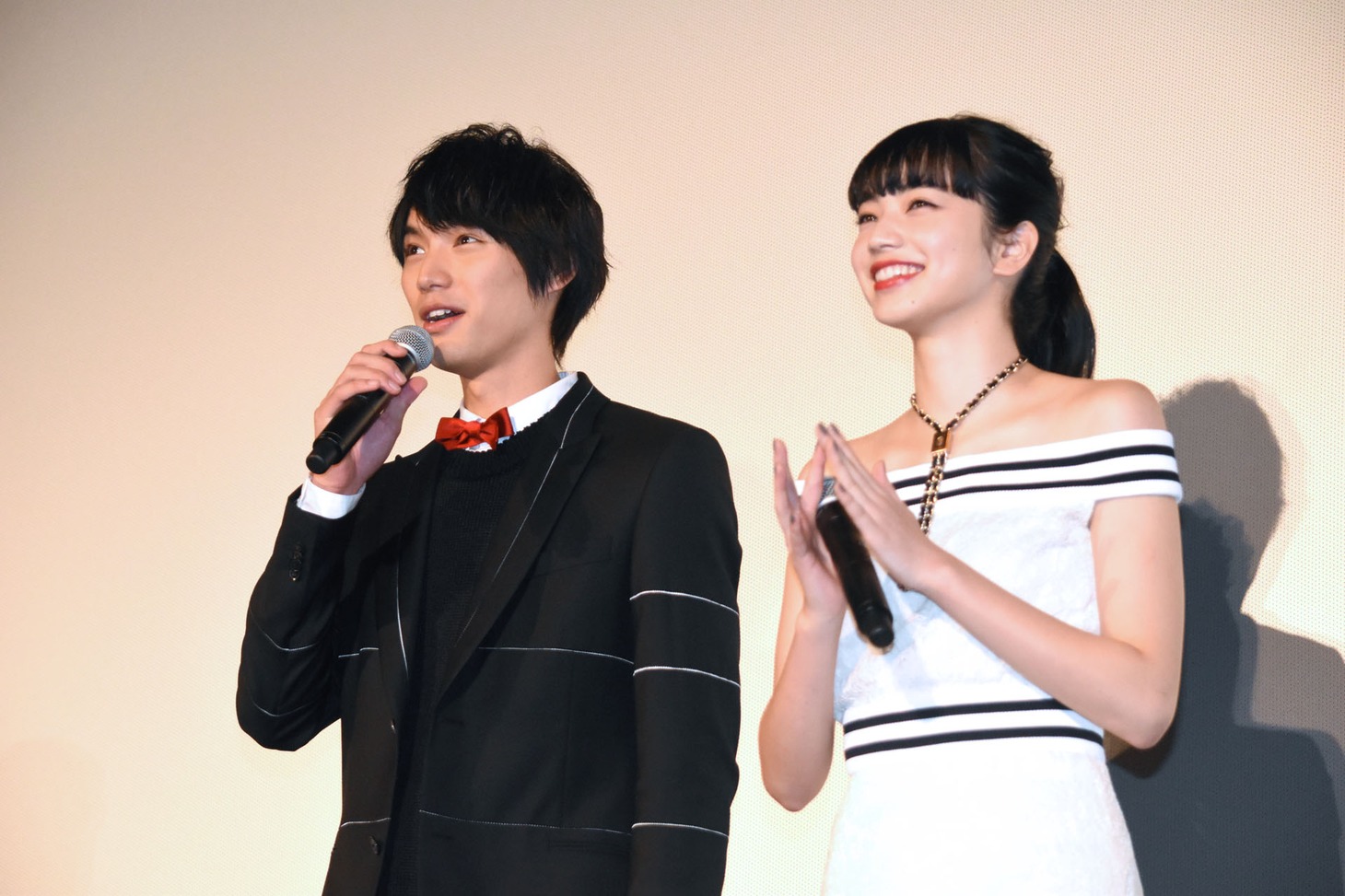 左から福士蒼汰、小松菜奈。