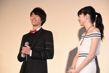 左から福士蒼汰、小松菜奈。