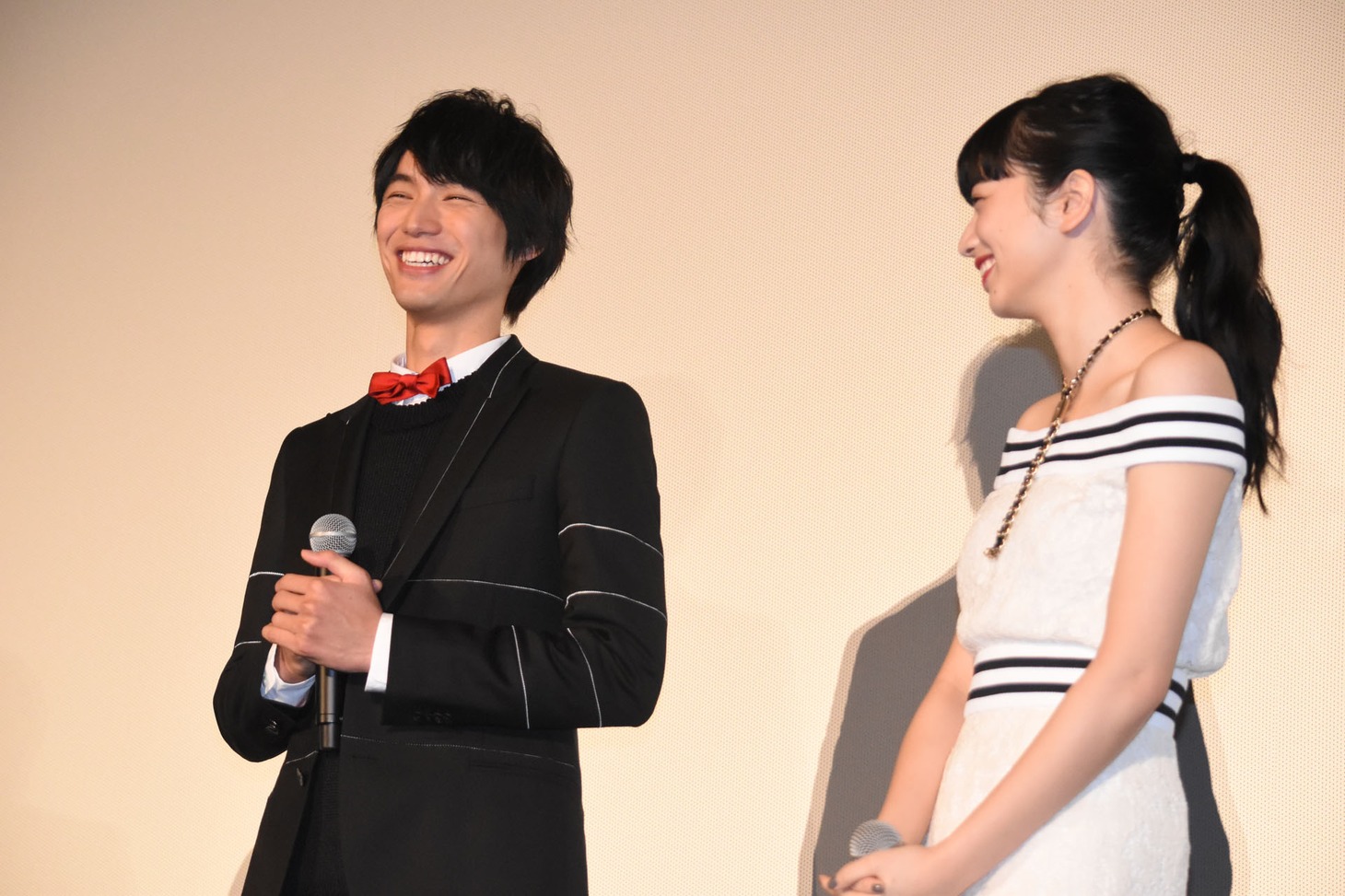 左から福士蒼汰、小松菜奈。