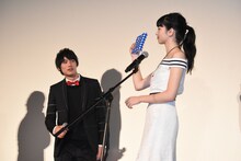 “予言”の書かれた手帳を持つ小松菜奈（右）と、驚く福士蒼汰（左）。