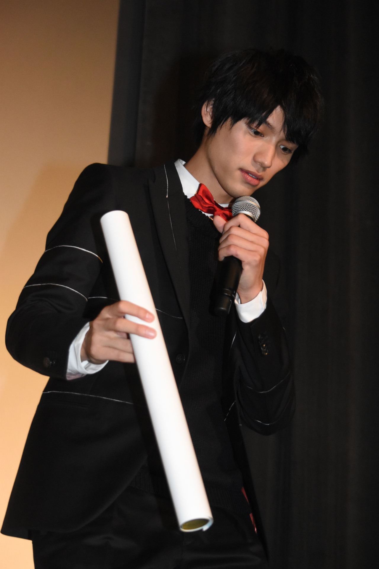 ポスターを持って当選者のもとへ向かう福士蒼汰。