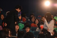 ファンにポスターを手渡した福士蒼汰（左）。