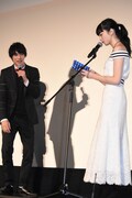 小松菜奈(右)の読み上げる“予言”を、恐る恐る聞く福士蒼汰(左)。