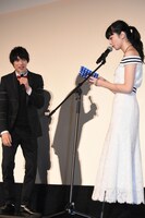 小松菜奈（右）の読み上げる“予言”を、恐る恐る聞く福士蒼汰（左）。