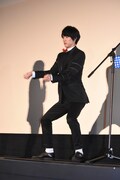 “予言”に従い、変なポーズをする福士蒼汰。