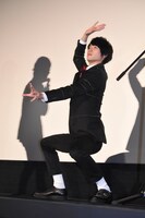 “予言”に従い、変なポーズをする福士蒼汰。