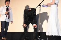 うなだれる福士蒼汰（中央）。