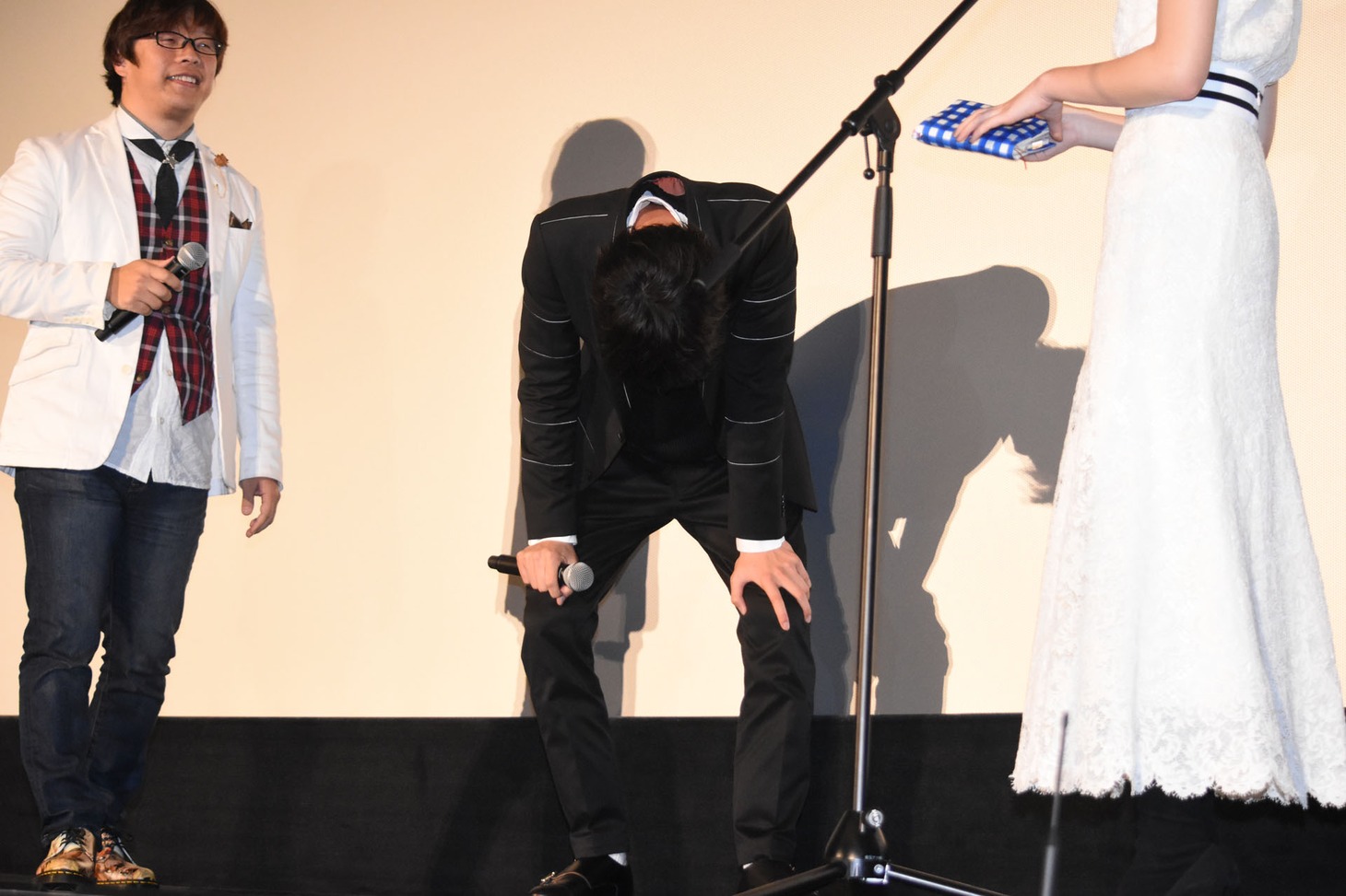 うなだれる福士蒼汰（中央）。