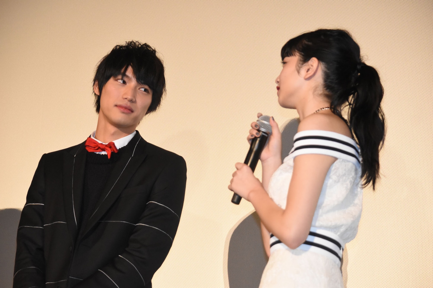 小松菜奈（右）の初恋の思い出話を聞く福士蒼汰（左）。