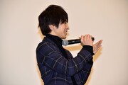藤岡弘、を拍手で迎える西銘駿。