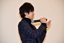 藤岡弘、を拍手で迎える西銘駿。