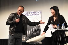 通訳を観客に紹介するクラーク・グレッグ（左）。