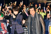 左から西銘駿、藤岡弘、。