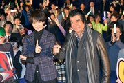 左から西銘駿、藤岡弘、。