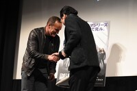 左からクラーク・グレッグ、村治学。