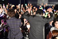 ファンの声援に応える西銘駿（左）、藤岡弘、（右）。