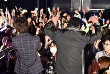 ファンの声援に応える西銘駿（左）、藤岡弘、（右）。