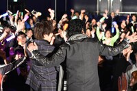 ファンの声援に応える西銘駿（左）、藤岡弘、（右）。