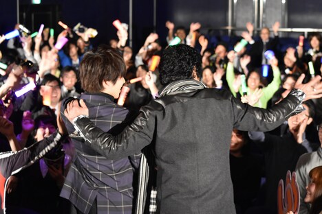 ファンの声援に応える西銘駿（左）、藤岡弘、（右）。