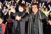 左から西銘駿、藤岡弘、。