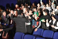 ファンとの交流を楽しむ藤岡弘、。