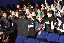 ファンとの交流を楽しむ藤岡弘、。