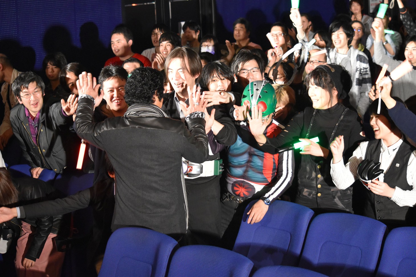 ファンとの交流を楽しむ藤岡弘、。