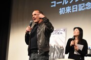 会場の後方にいる吹替キャストたちをステージに呼ぶクラーク・グレッグ。