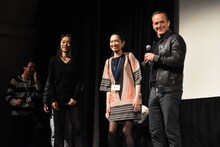 吹替キャストたちを紹介するクラーク・グレッグ。