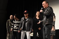 吹替キャストたちを紹介するクラーク・グレッグ。