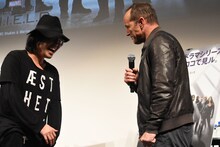 ヨーヨーを披露したファンに、日本語で「シールドへようこそ！」と言うクラーク・グレッグ（右）。