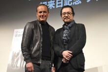 左からクラーク・グレッグ、村治学。