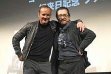 左からクラーク・グレッグ、村治学。