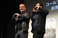 左からクラーク・グレッグ、村治学。