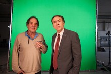 左からオリヴァー・ストーン、ニコラス・ケイジ。