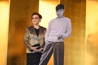 左から石原まき子、石原裕次郎のパネル。