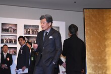 「サングラス、かけようか？」と報道陣に尋ねる舘ひろし。