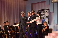 ステージに登場した舘ひろし（中央左）、村川透（中央）、柴田恭兵（中央右）。