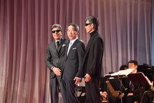 ステージに登場した舘ひろし（左）、村川透（中央）、柴田恭兵（右）。