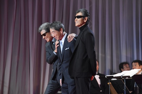 ステージに登場した舘ひろし(左)、村川透(中央)、柴田恭兵(右)。