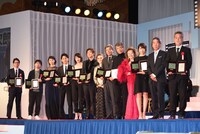 第29回日刊スポーツ映画大賞・石原裕次郎賞の表彰式にて、受賞者たち。