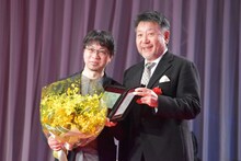 左から新海誠、原田眞人。