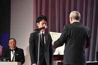 妻夫木聡（中央）