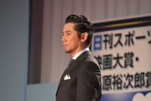 プレゼンターの本木雅弘。