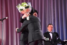 李相日（右）と抱擁を交わす妻夫木聡（左）。