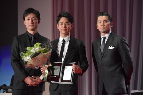 左から李相日、妻夫木聡、本木雅弘。