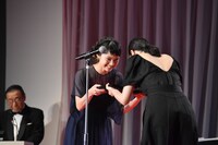 長澤まさみ（右）から盾を受け取った宮崎あおい（左）。