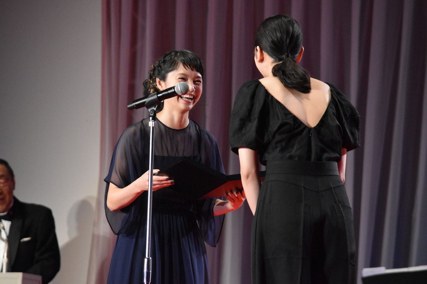長澤まさみ（右）から盾を受け取った宮崎あおい（左）。