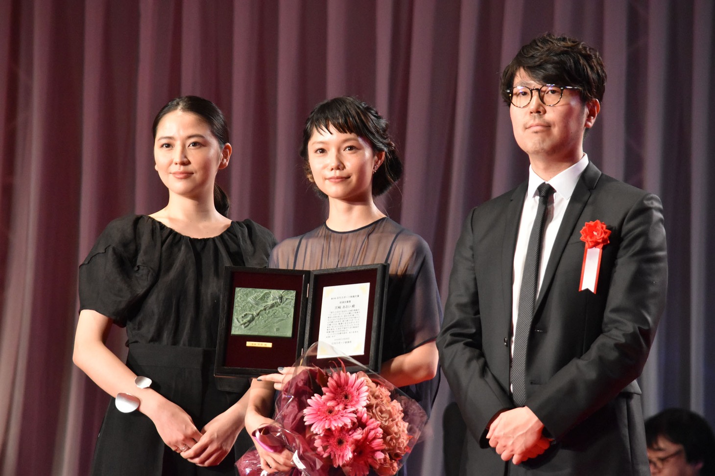 左から長澤まさみ、宮崎あおい、川村元気。